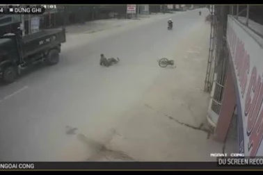 Cụ ông băng qua đường nguy hiểm.