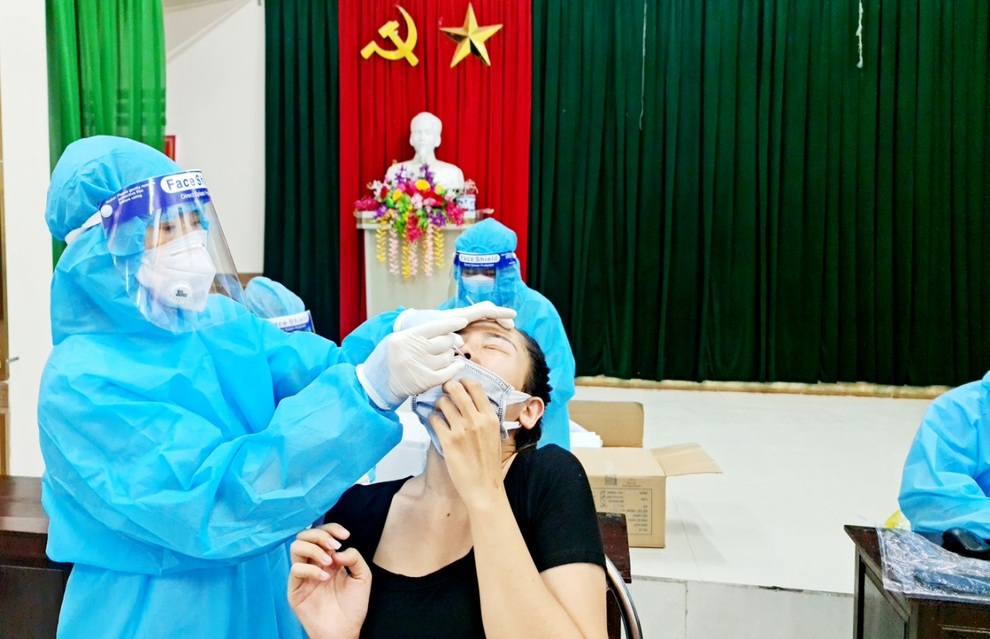 Bé 6 tuổi dương tính với SARS-CoV-2 khi hàng xóm là F0 sang nhà uống bia - 1 Bé 6 tuổi dương tính với SARS-CoV-2 khi hàng xóm là F0 sang nhà uống bia - 1