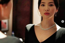 Song Hye Kyo lại khiến fan "đồn đoán" vì không đeo nhẫn cưới