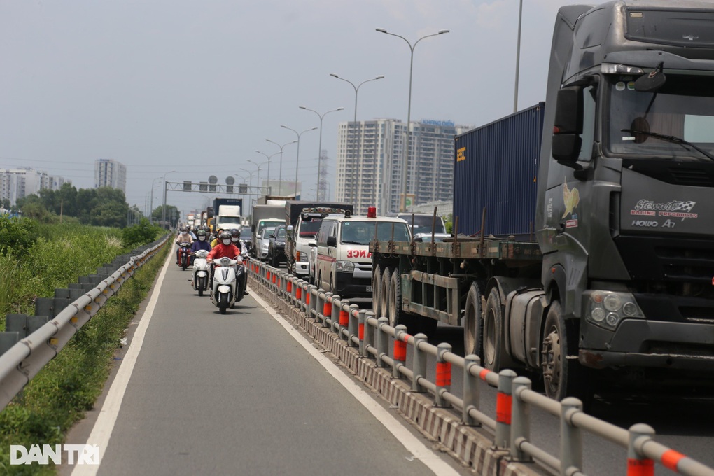 Lối vào cao tốc TPHCM đông nghịt, tài xế ngán ngẩm tìm lối thoát - 3 Lối vào cao tốc TPHCM đông nghịt, tài xế ngán ngẩm tìm lối thoát - 3