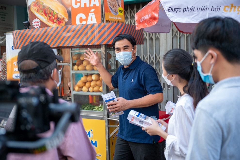 Khi nghệ sĩ đẩy xe bánh mì, tích cực tìm việc làm cho người nghèo - 4 Khi nghệ sĩ đẩy xe bánh mì, tích cực tìm việc làm cho người nghèo - 4