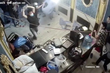 Nhóm người ngang nhiên đập phá nhà hàng ở trung tâm Sài Gòn