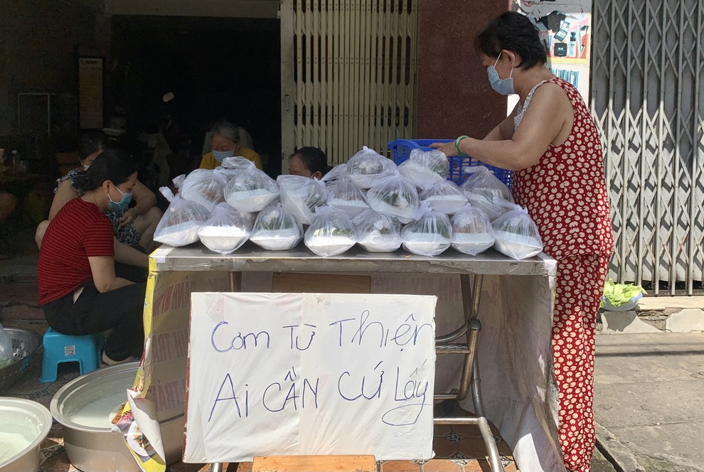 Hàng ngàn suất cơm đầy nghĩa tình và sự tận tâm đã được trao đi - 7 Hàng ngàn suất cơm đầy nghĩa tình và sự tận tâm đã được trao đi - 7
