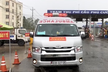 Xe cứu thương dán chữ "Giang Kim Cúc" hú còi inh ỏi chở chui 3 người