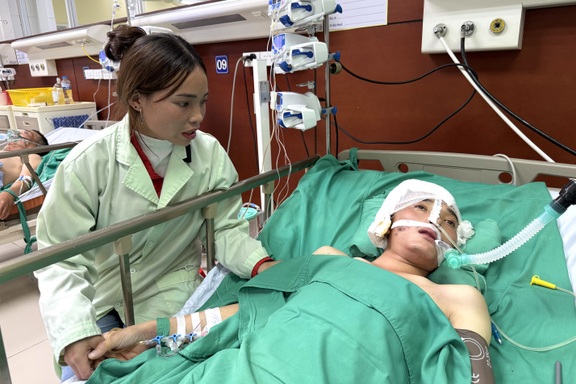 Nam công nhân mồ côi cha, nguy kịch khi mưu sinh gồng gánh mẹ già, con thơ