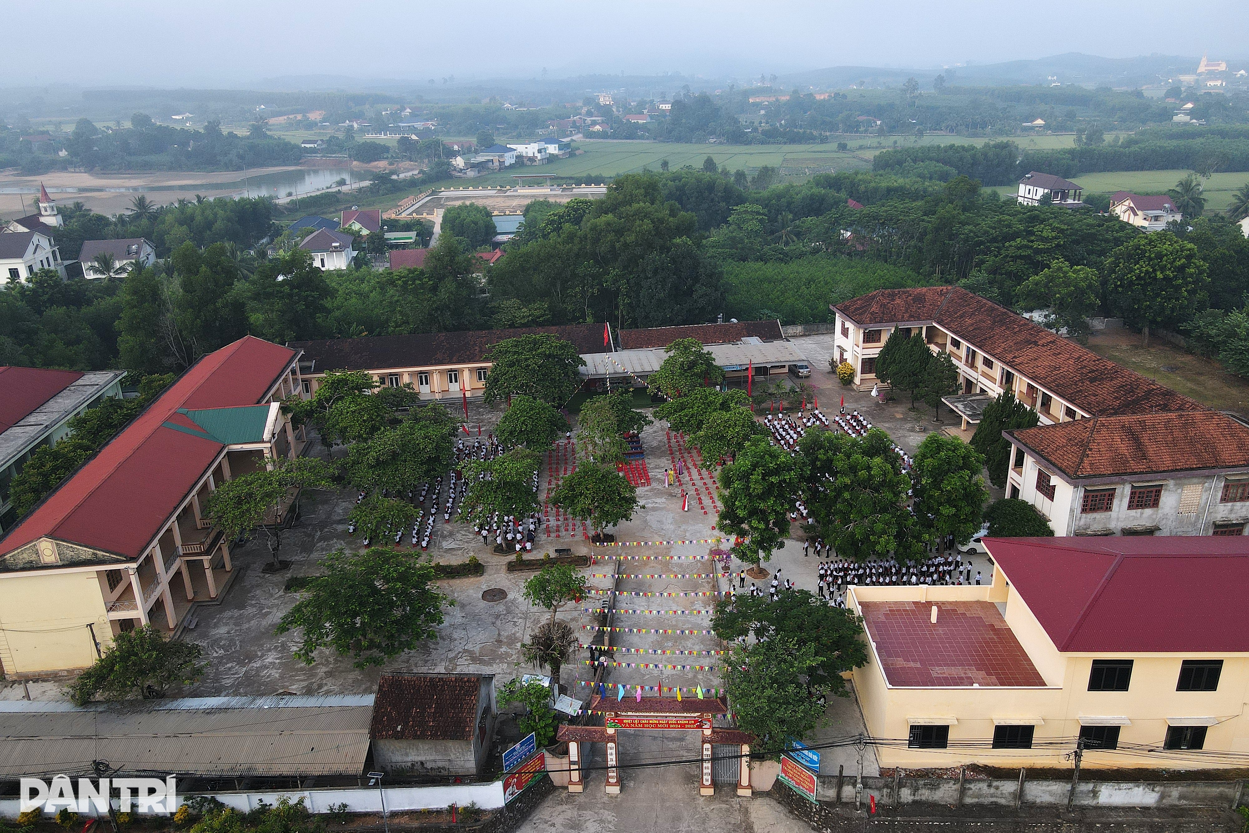 View - Báo Dân trí trao thẻ Bảo hiểm y tế tới hàng trăm học sinh miền Trung | Báo Dân trí