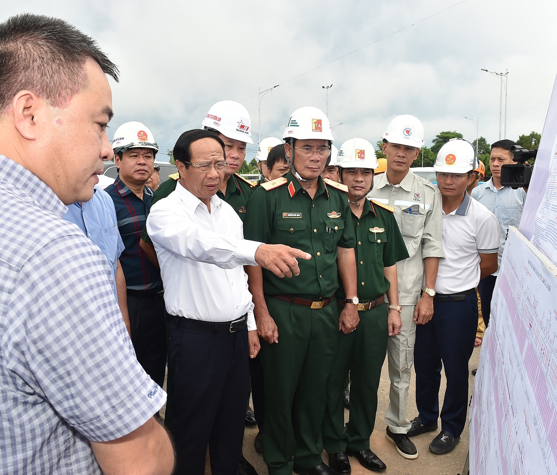 Hình ảnh Phó Thủ tướng dầm mưa trong rốn lũ và dãi nắng trên công trường - 7 Hình ảnh Phó Thủ tướng dầm mưa trong rốn lũ và dãi nắng trên công trường - 7