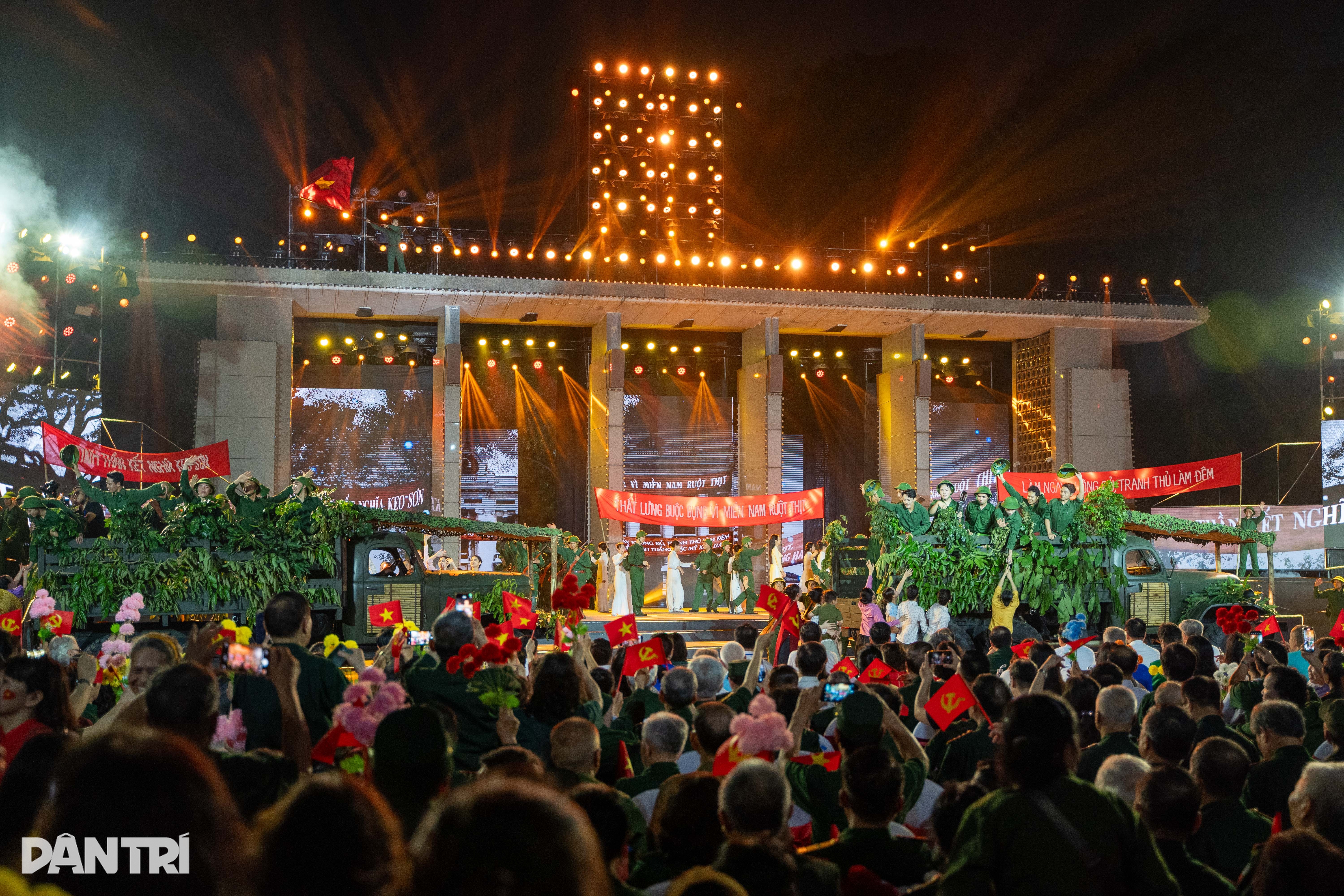 View - Hàng vạn người dân hân hoan với màn pháo hoa rực rỡ ở công viên Thống Nhất | Báo Dân trí