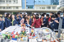Học sinh Hà Nội trổ tài sáng chế, điều khiển robot trong ngày hội STEAM