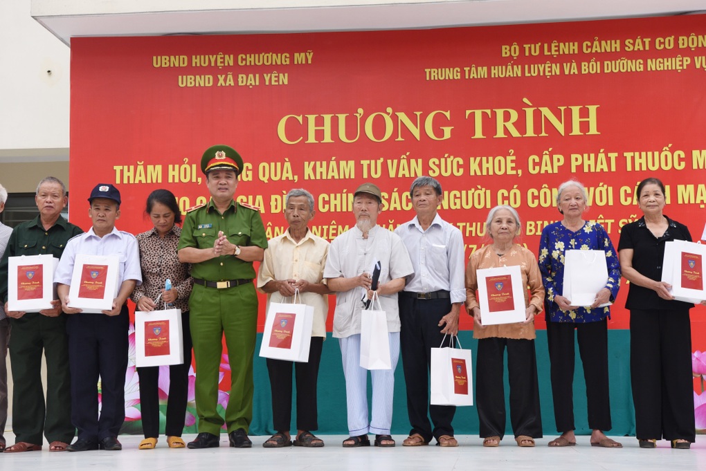 Bộ Tư lệnh Cảnh sát cơ động thăm khám, tặng quà gia đình chính sách - 4 Bộ Tư lệnh Cảnh sát cơ động thăm khám, tặng quà gia đình chính sách - 4