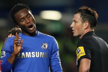 Chelsea đòi…đánh gãy chân trọng tài Mark Clattenburg