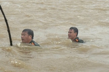 Công an, người dân dầm mình trong lũ tìm xe máy cho nam shipper