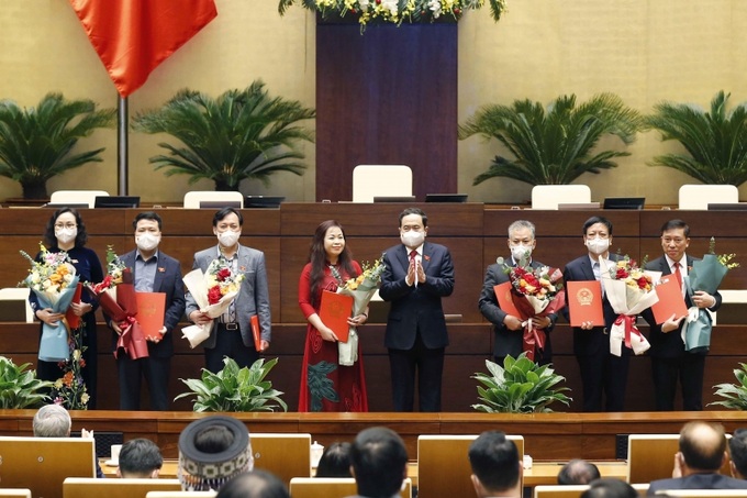 Chủ tịch Quốc hội Vương Đình Huệ trao nghị quyết cho Nhóm đại biểu Quốc hội trẻ.