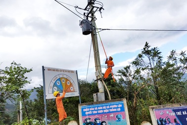 Sau một tháng bị cô lập vì bão, xã cuối cùng đã được đóng điện trở lại