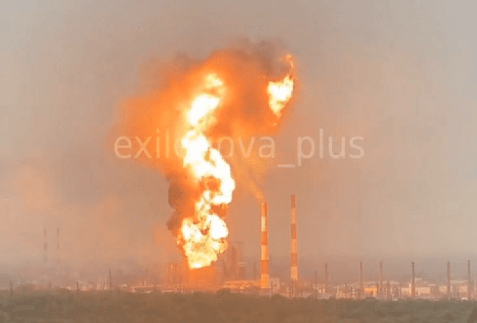 Biển lửa tại 3 vùng công nghiệp Nga sau đòn trả đũa của Ukraine - 1