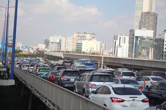 TP.HCM: Bốn ô tô tông nhau dính chùm trên cầu Sài Gòn, giao thông tê liệt nhiều giờ - Ảnh 5. TP.HCM: Bốn ô tô tông nhau dính chùm trên cầu Sài Gòn, giao thông tê liệt nhiều giờ - Ảnh 5.