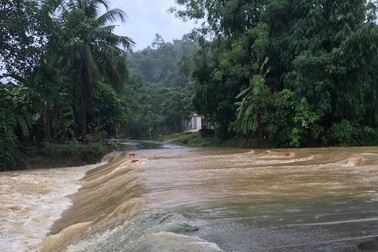 Xuất hiện nhiều điểm sạt lở, Thanh Hóa sơ tán dân khỏi vùng nguy hiểm