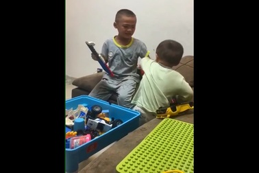 Cậu bé cố gắng nhẫn nhịn khi bị em trai bắt nạt