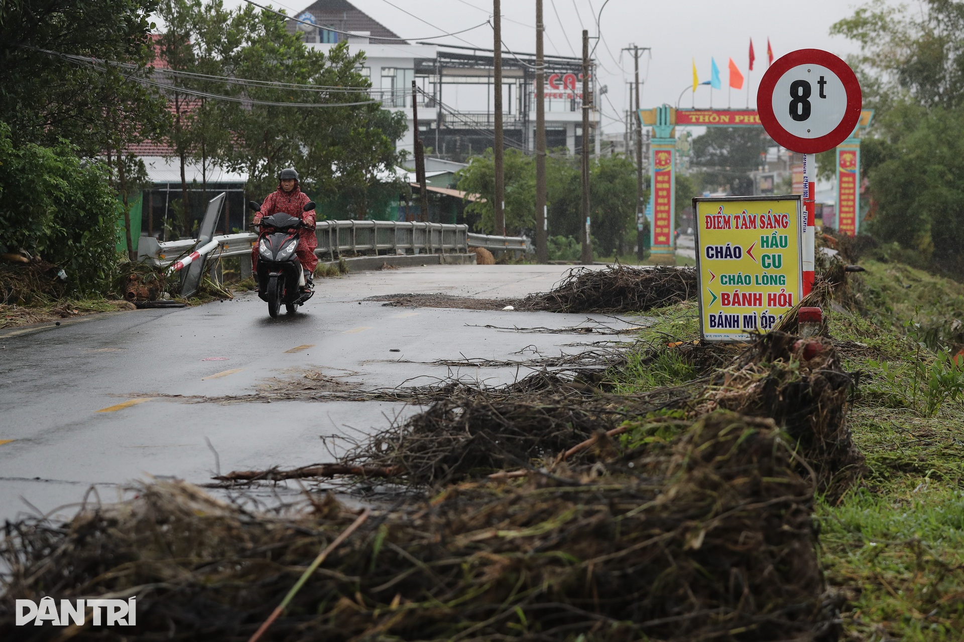 Bàng hoàng sau lũ dữ: Nhà cửa đổ sập, đường xá nứt toác - 10
