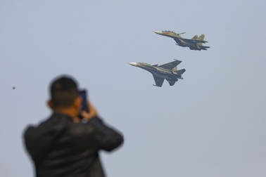 SU-30MK2 chao lượn trên bầu trời thỏa lòng mong mỏi của người dân Thủ đô