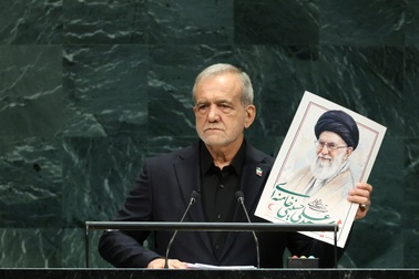 Tổng thống Iran gửi thông điệp cứng rắn, tuyên bố "không cúi đầu"