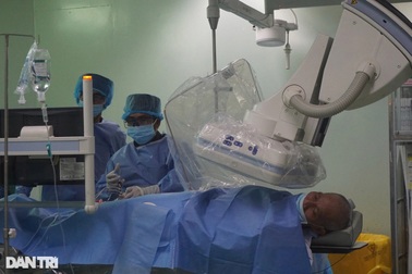 Giao thừa "căng mình" ở bệnh viện và niềm vui vỡ òa khi cấp cứu thành công