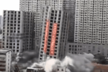 Vi phạm luật xây dựng, tòa nhà 20 tầng ở Trung Quốc bị đánh sập