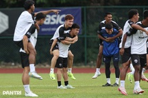 Thầy trò Kim Sang Sik hừng hực khí thế chờ đối đầu Man Utd