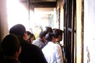 Cháy nhà, nhảy từ tầng 5 xuống đất