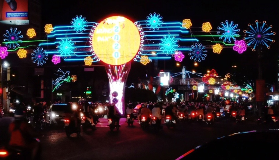 Các nhà thờ trang trí bắt mắt, đường phố đông nghịt người vui chơi đêm Noel - 7 Các nhà thờ trang trí bắt mắt, đường phố đông nghịt người vui chơi đêm Noel - 7