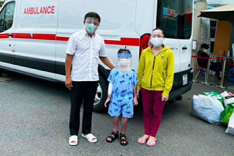 Ông Đoàn Ngọc Hải chở bé gái 7 tuổi bỏng toàn thân, hồi phục thần kỳ về quê - 2 Ông Đoàn Ngọc Hải chở bé gái 7 tuổi bỏng toàn thân, hồi phục thần kỳ về quê - 2