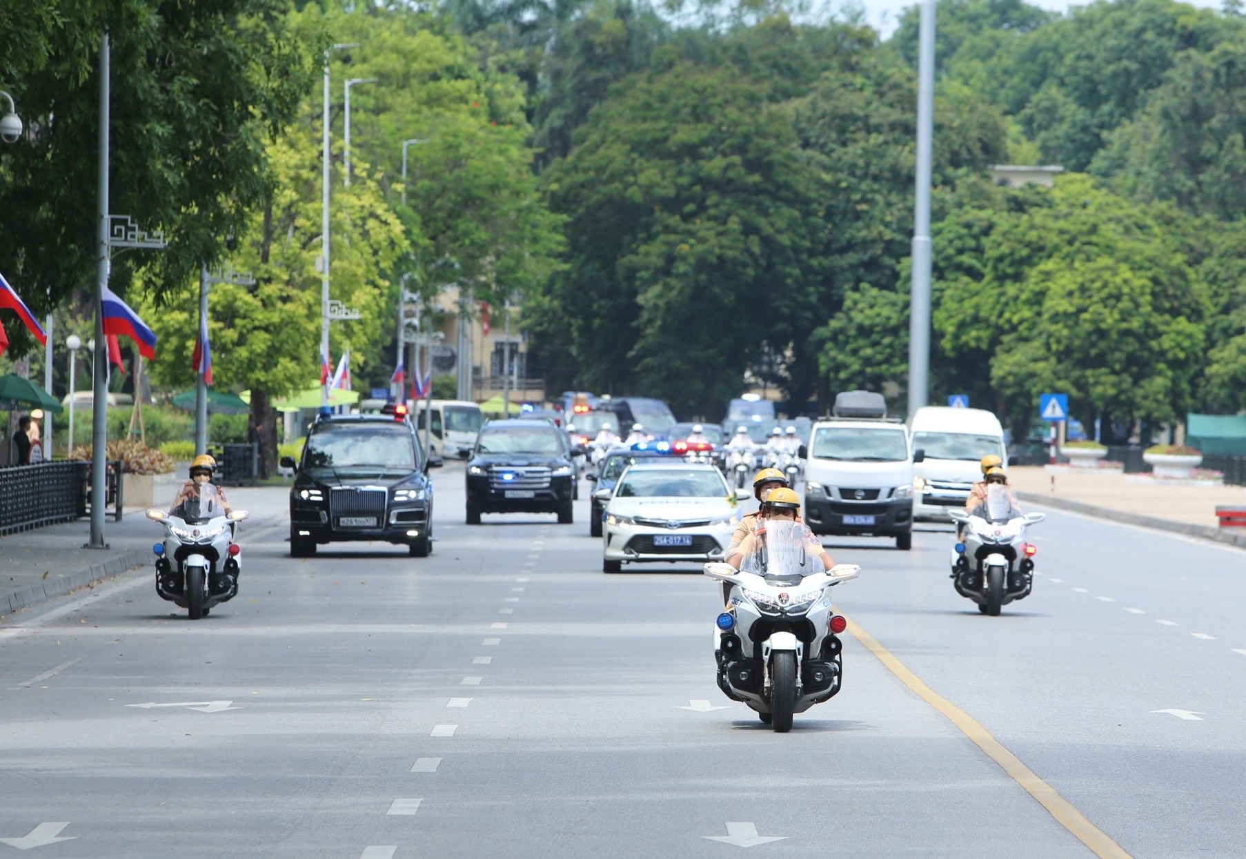 Đoàn siêu xe di chuyển qua Lăng Chủ tịch Hồ Chí Minh (Ảnh: Hoàng Ngọc).