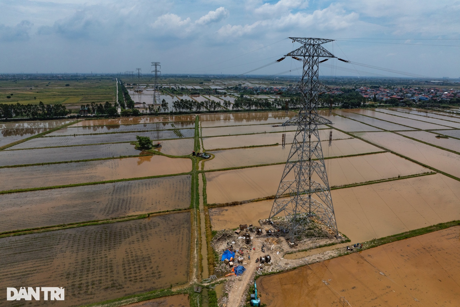 Công nhân đội nắng 40 độ C, treo mình giữa lưng trời xây đường điện 500kV - 11 Công nhân đội nắng 40 độ C, treo mình giữa lưng trời xây đường điện 500kV - 11
