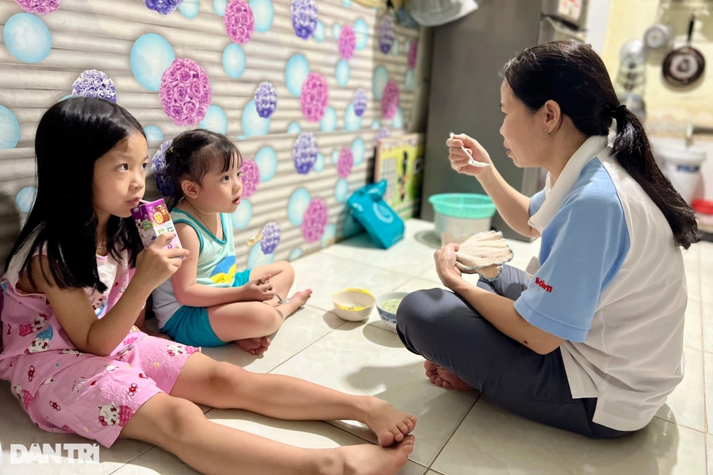 Công nhân không về quê, vui lễ trong nhà trọ chật hẹp - 1 Công nhân không về quê, vui lễ trong nhà trọ chật hẹp - 1