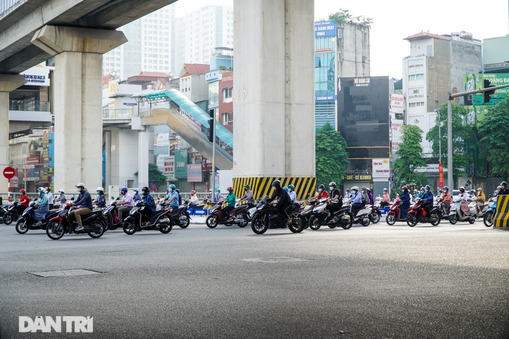 Giao thông vẫn đông đúc dù TP Hà Nội liên tục tăng cường kiểm soát - 1 Giao thông vẫn đông đúc dù TP Hà Nội liên tục tăng cường kiểm soát - 1