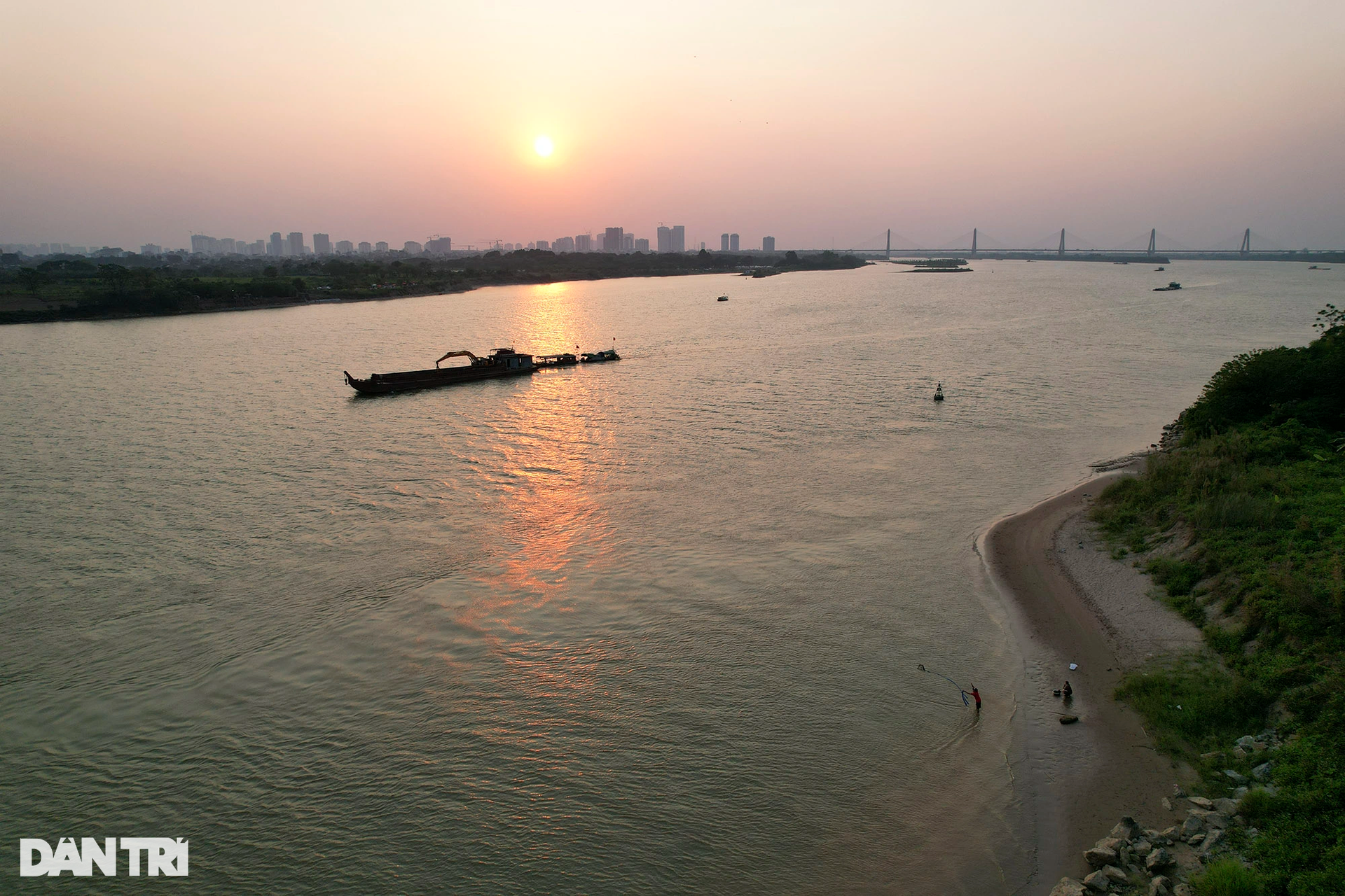 Ngắm những buổi hoàng hôn rực rỡ trên sông Hồng - 11 Ngắm những buổi hoàng hôn rực rỡ trên sông Hồng - 11