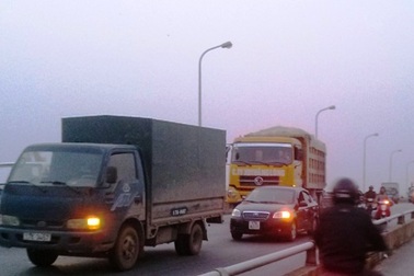 Xe container cán chết người, ách tắc trên cầu Tân Đệ