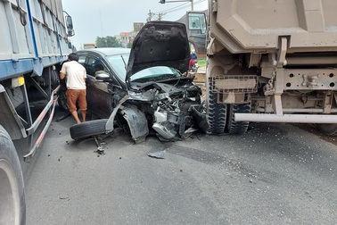 Xế hộp bị vò nát, biến dạng sau cú tông kinh hoàng