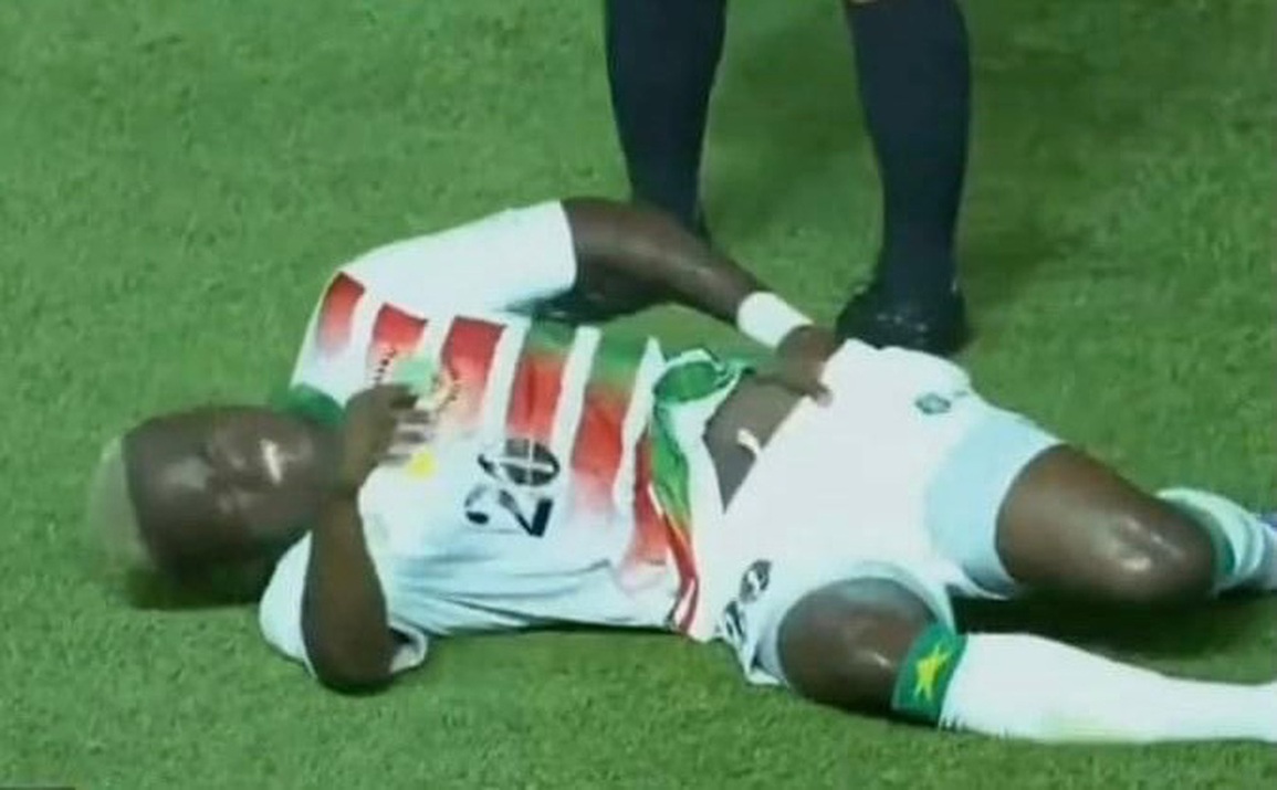 Ngôi sao đội tuyển Thái Lan chơi xấu, khiến đối thủ nằm đau quằn quại - 2 Ngôi sao đội tuyển Thái Lan chơi xấu, khiến đối thủ nằm đau quằn quại - 2