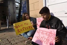 Ấn Độ rúng động chuyện cô gái tố cáo bị "hàng trăm người cưỡng hiếp"