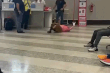 Nữ du khách lăn ra sàn "ăn vạ" vì hành lý quá cân và cái kết