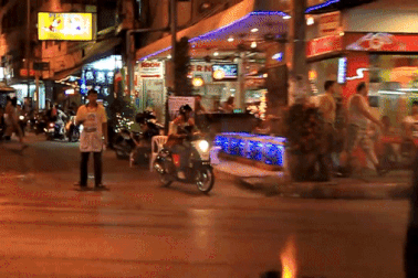 Món rau muống xào tỏi “diễn xiếc” bay vèo sang đường