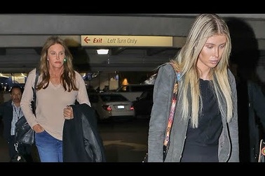 Caitlyn Jenner và Sophia Hutchins được thợ săn ảnh săn đón