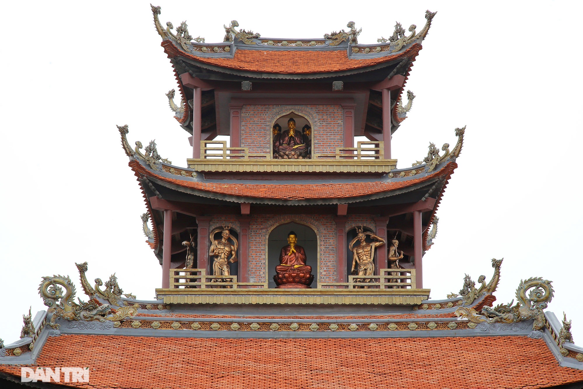 Chùa gốm sứ xây từ hàng vạn tác phẩm thủ công truyền thống ở Bát Tràng - 4 Chùa gốm sứ xây từ hàng vạn tác phẩm thủ công truyền thống ở Bát Tràng - 4