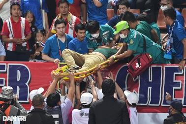 CĐV Thái Lan ngất trên khán đài, nhanh chóng lên cáng ra xe cứu thương