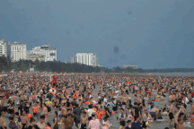 Nắng nóng, Sầm Sơn đông nghịt du khách, nhiều khách sạn “cháy phòng”