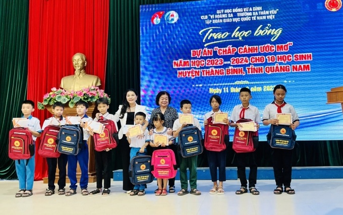 Trao học bổng cho học sinh tại huyện Thăng Bình, Quảng Nam.