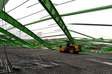 Nhà xưởng sập trong mưa giông, 1 người chết, 3 người bị thương