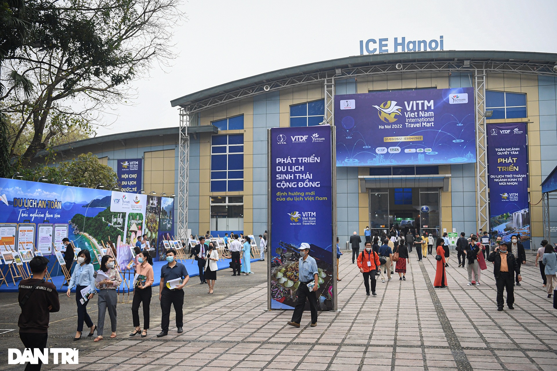 Người dân đổ xô săn vé máy bay, tour giá rẻ tại hội chợ du lịch ở Hà Nội - 1 Người dân đổ xô săn vé máy bay, tour giá rẻ tại hội chợ du lịch ở Hà Nội - 1