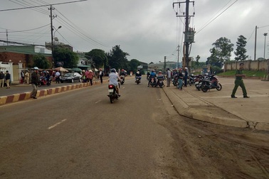 Nam thanh niên nằm gục trên vũng máu sau loạt tiếng nổ nghi tiếng súng